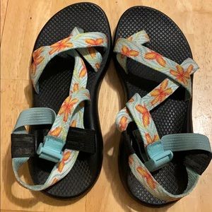 One toe loop women’s size 7 Chacos